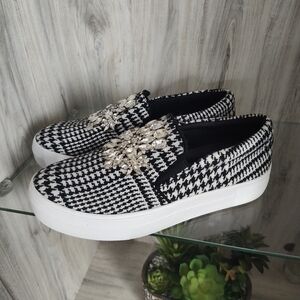 kate spade new yorkWomen's Gizelle EmbeElegant Black and White Slip-On Sneakers